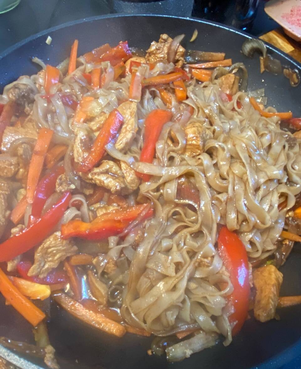 Локшина з овочами і куркою