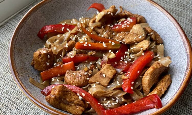 Локшина з куркою та овочами
