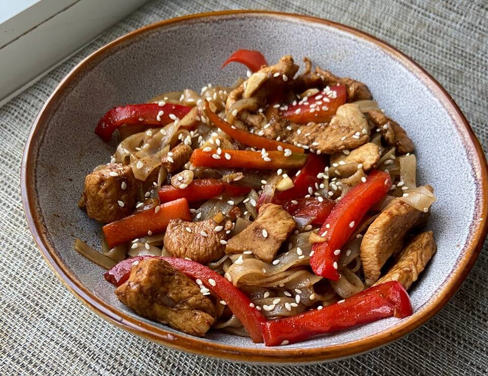 Лапша с курицей и овощами