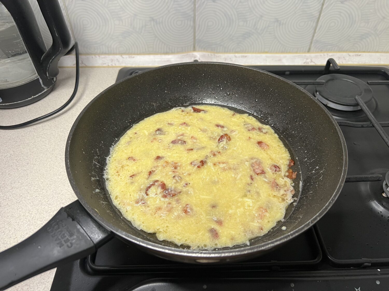 Змішування соусу з беконом