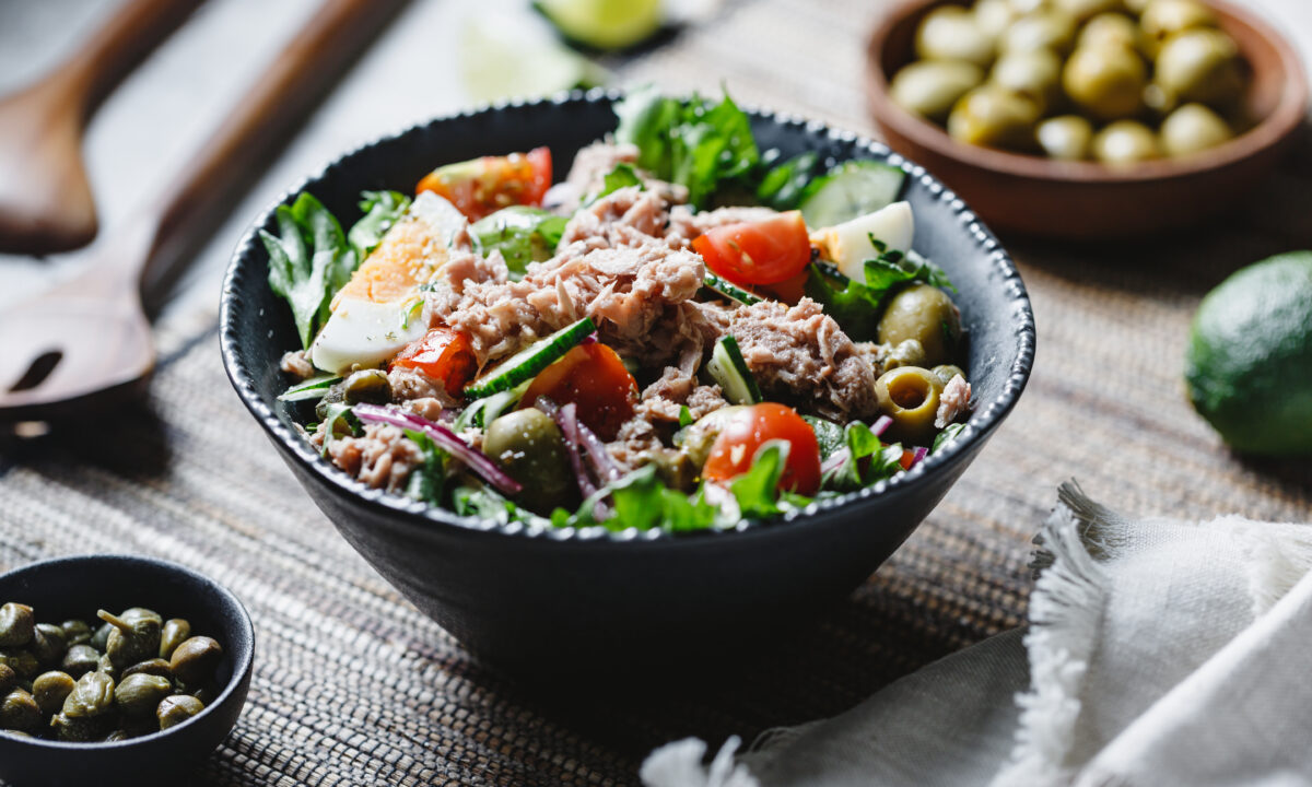 Салат з тунцем