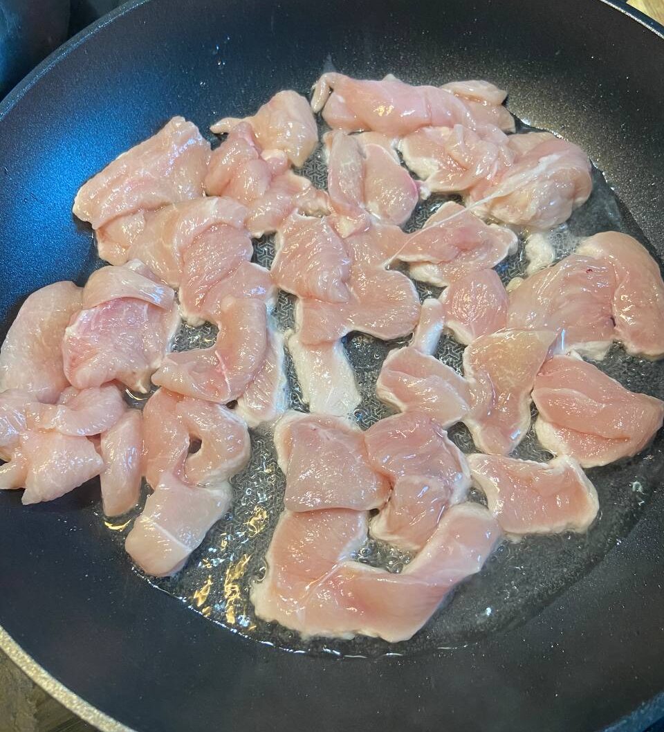 Курица на сковороде