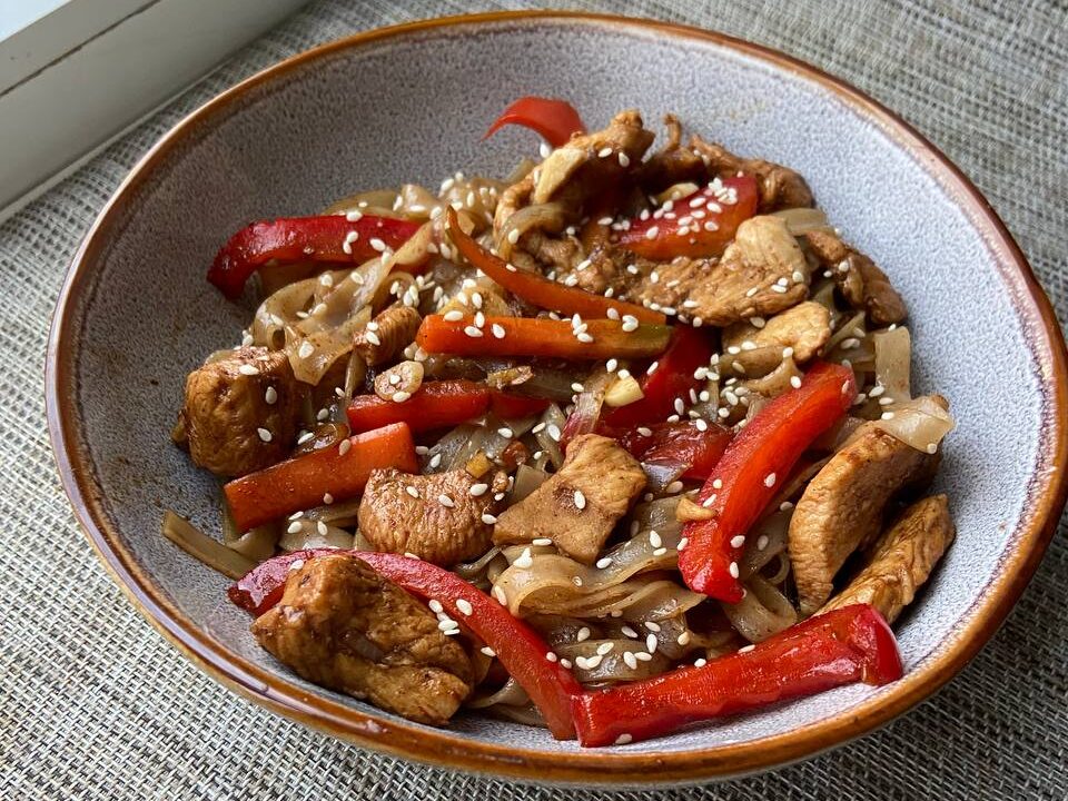 Лапша с овощами и курицей