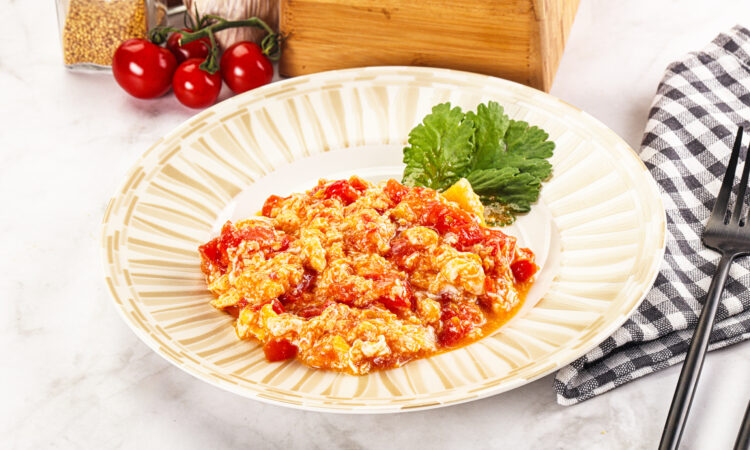 Яєчня з помідорами