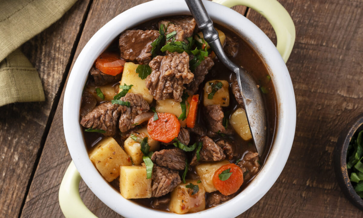 Тушкована картопля з м'ясом