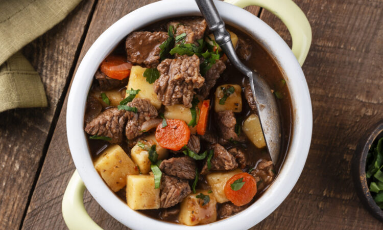 Тушкована картопля з м'ясом