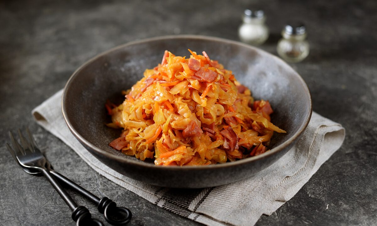 Тушена капуста