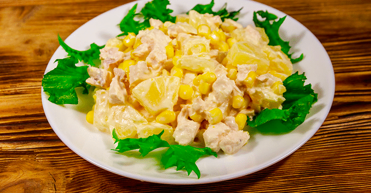 Салат з ананасом і куркою