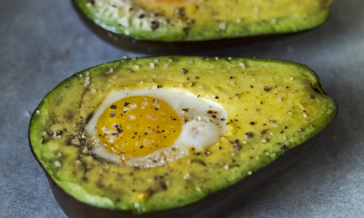 Авокадо з яйцем