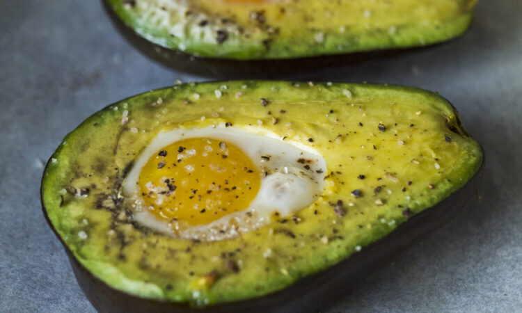 Авокадо с яйцом