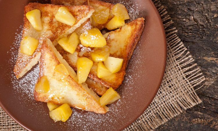 Французский тост с карамелизированными яблоками и корицей