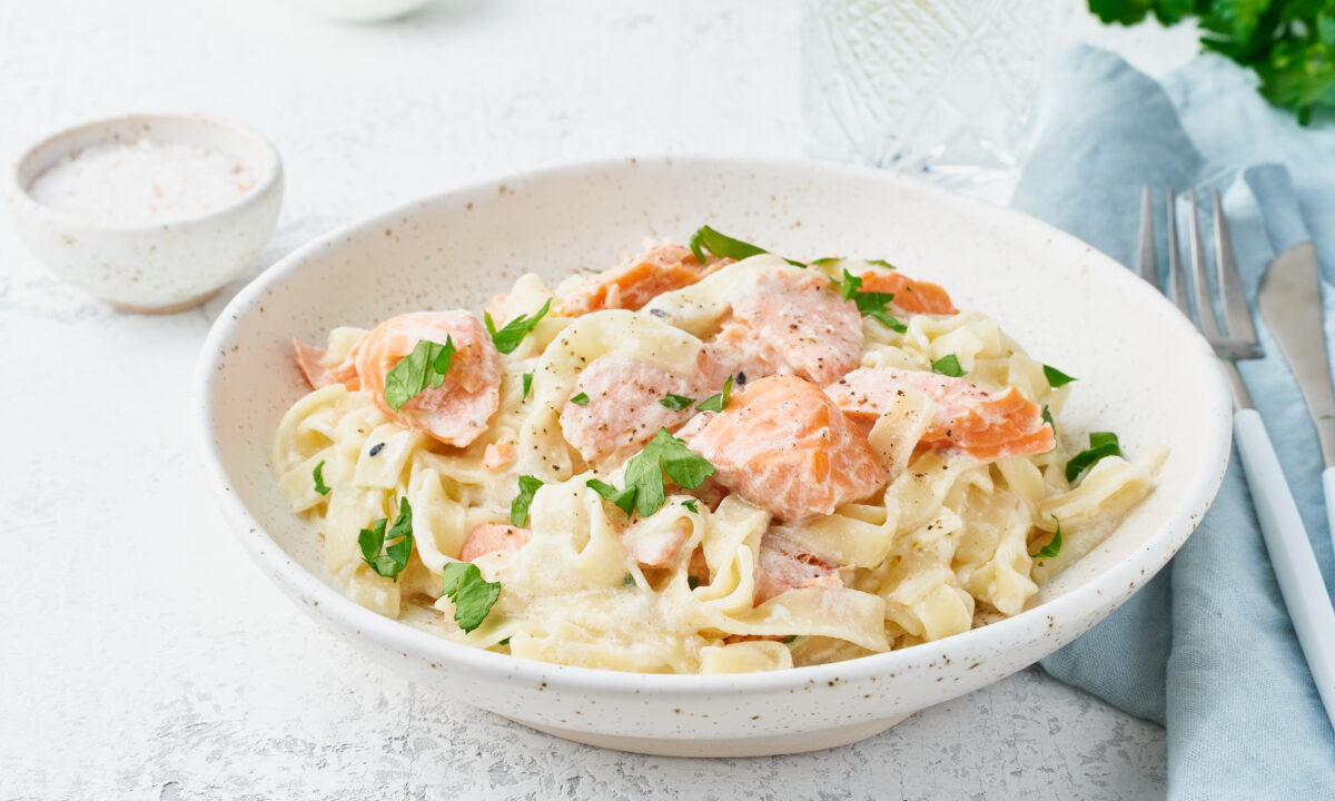 Паста з лососем у вершковому соусі