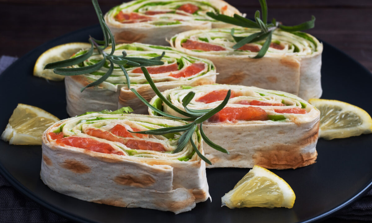 Рулет із лаваша з червоною рибою