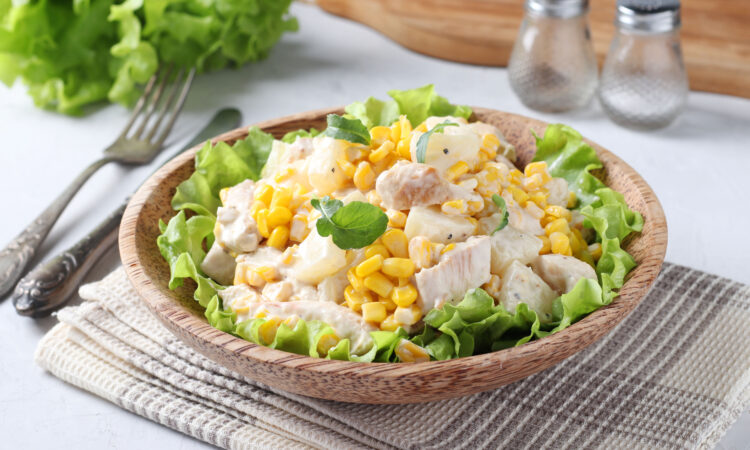 Салат з куркою та ананасами