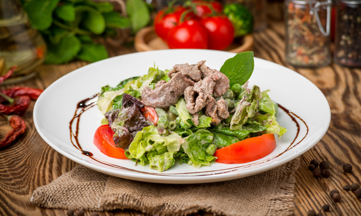 Теплий салат з печінкою