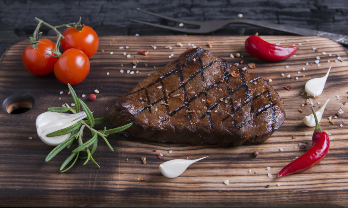 Стейк на мангалі