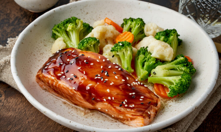 Лосось на пару з овочами в соусі теріякі