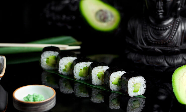 Веганські роли з авокадо та свіжим огірком