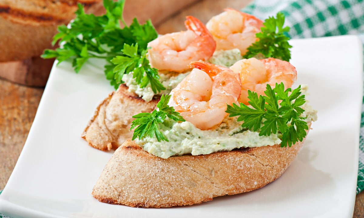 Канапе с креветками и авокадо на хрустящем багете