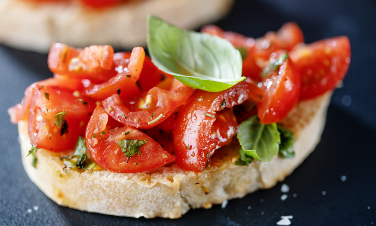 Брускетты с помидорами
