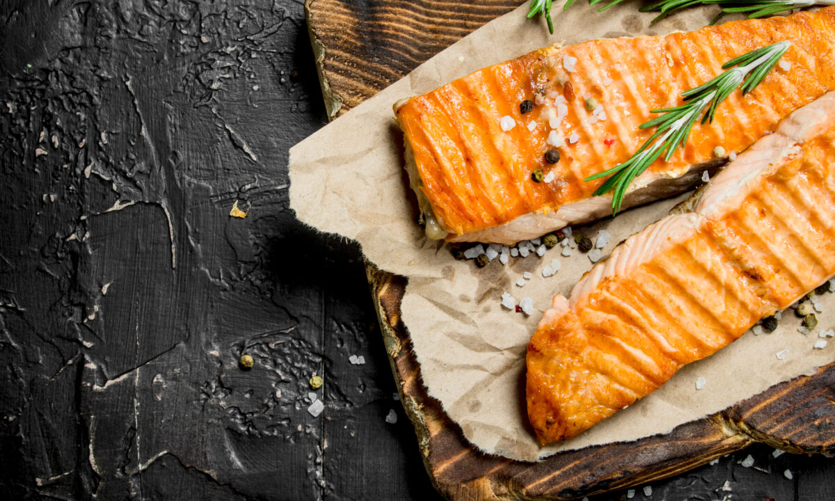 Лосось на кедровой доске