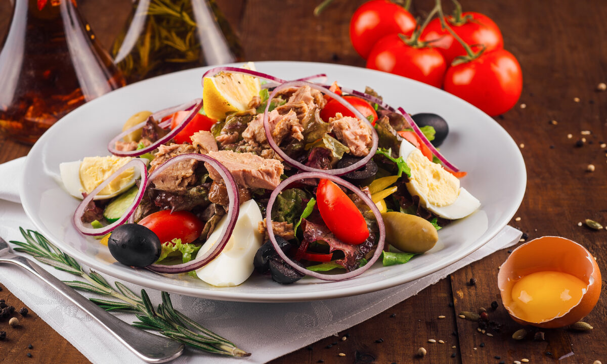 Свежий салат с тунцом и яйцами