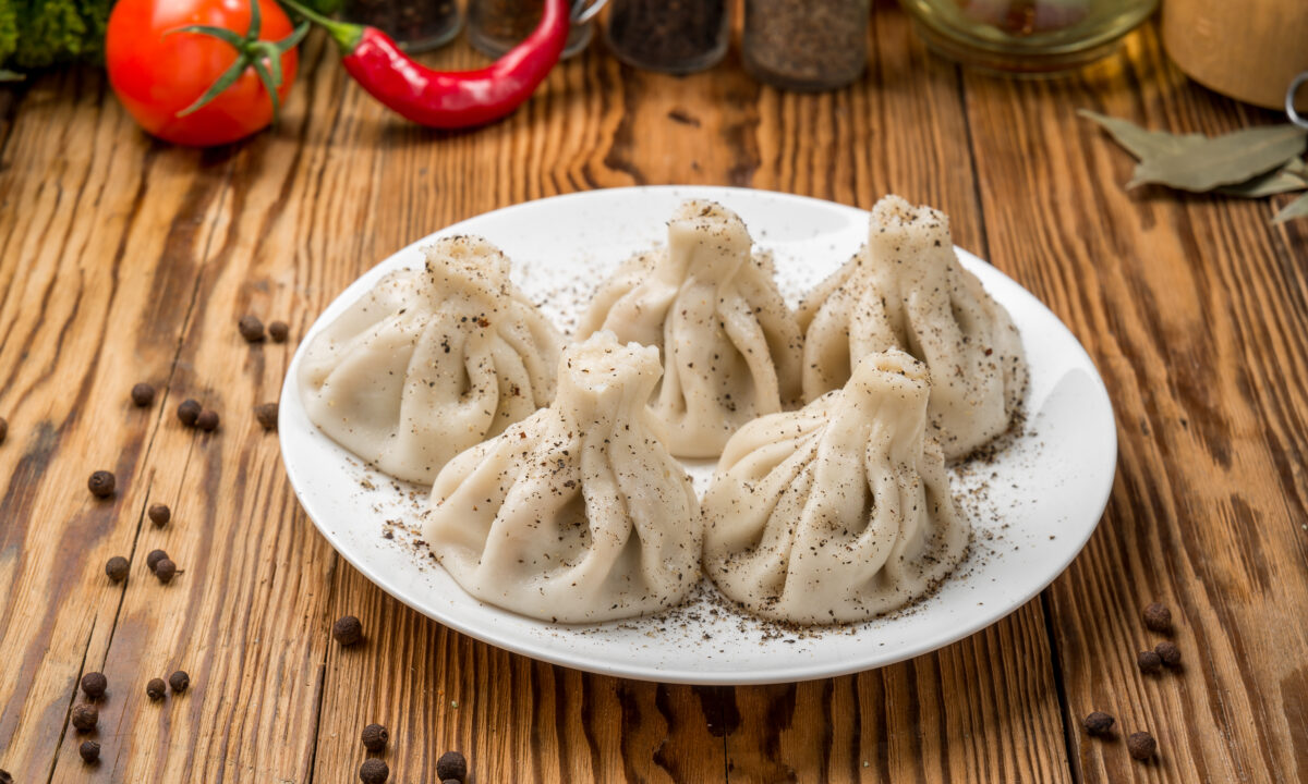 Традиционные грузинские хинкали с говядиной и свининой