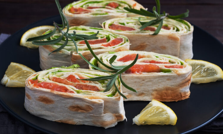 Рулет із лаваша з червоною рибою