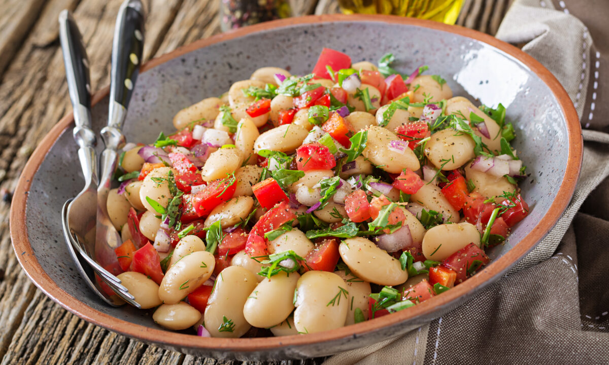 Освіжаючий салат з білою квасолею та овочами