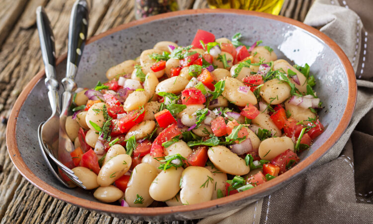 Освіжаючий салат з білою квасолею та овочами