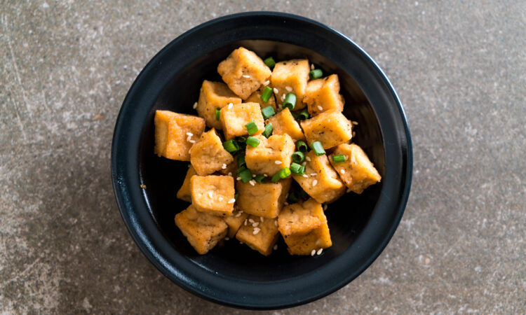 Хрустящий жареный тофу в соевом соусе