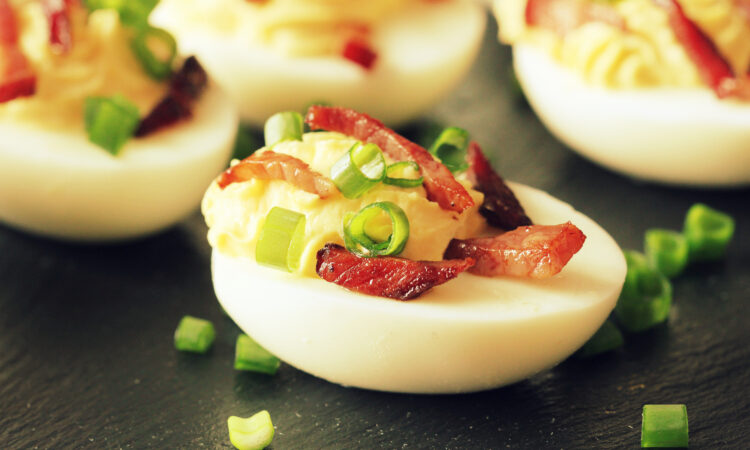 Фаршировані яйця з кремовою начинкою та хрустким беконом