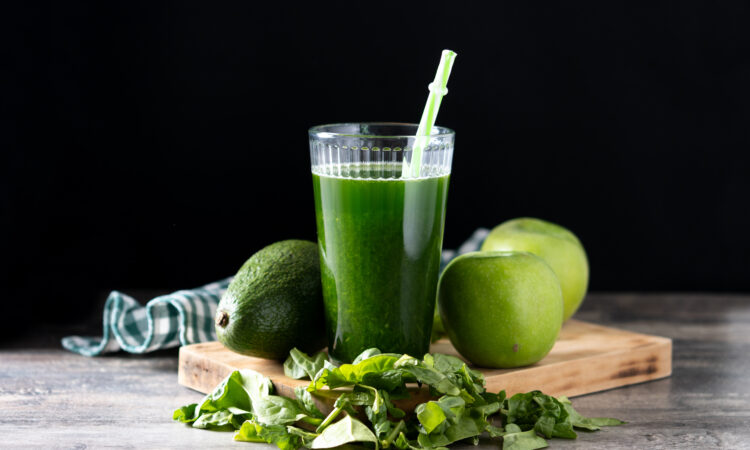 Свіжий зелений смузі з авокадо та шпинатом