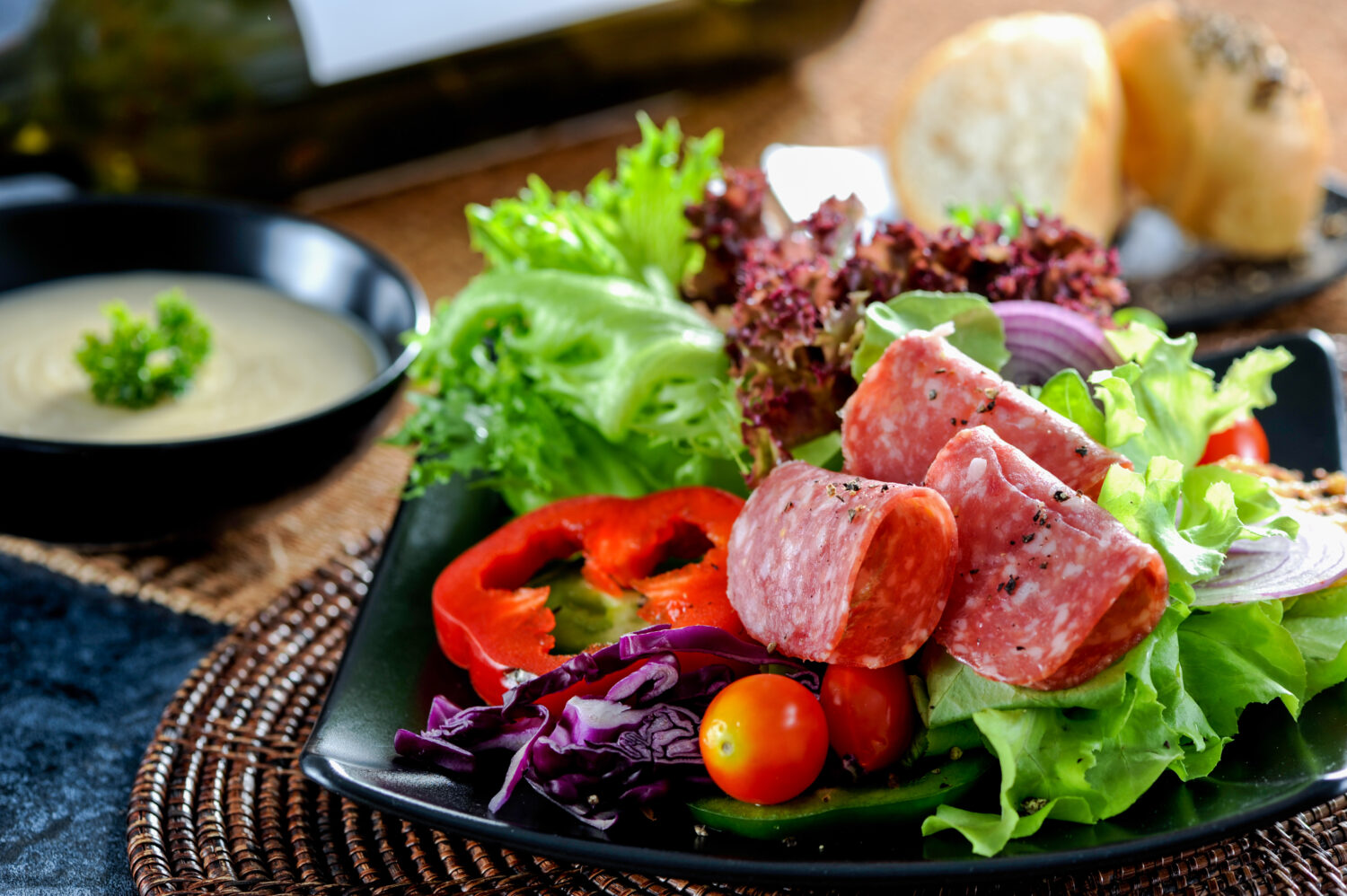 Салат з копченою ковбасою та овочами