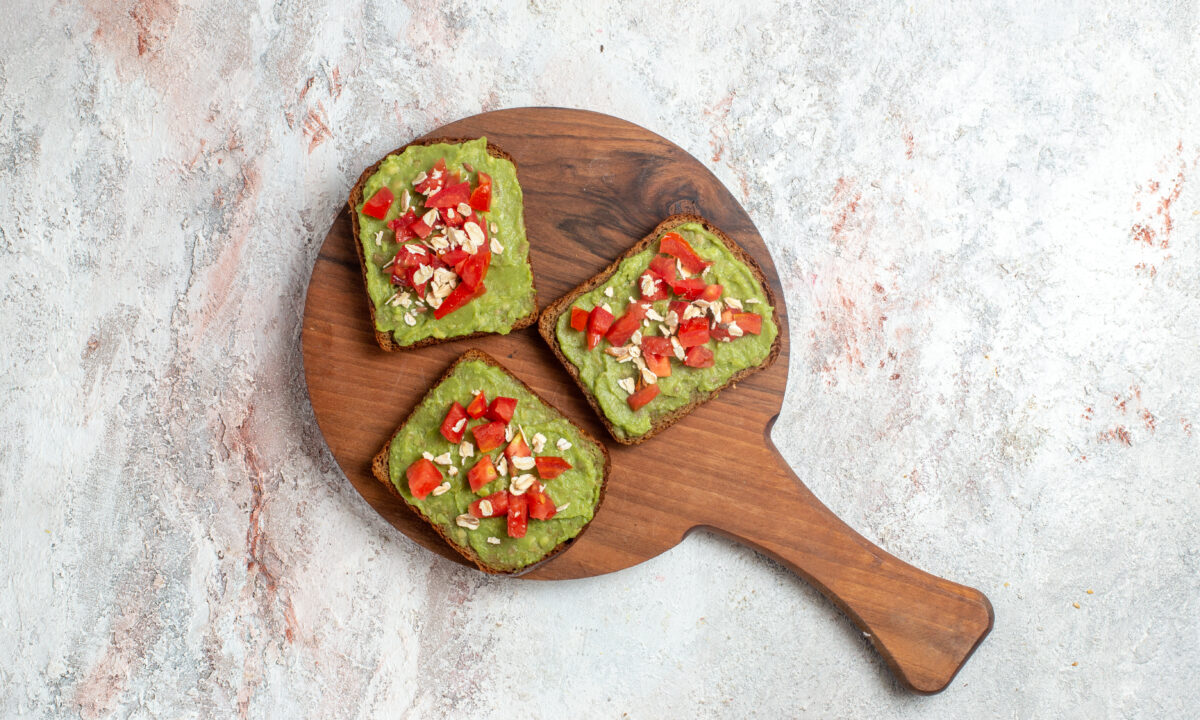 Брускети з авокадо