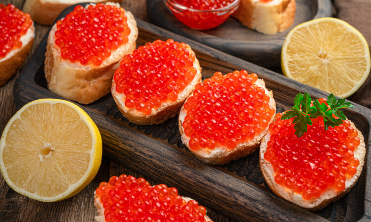 Канапе з червоною ікрою