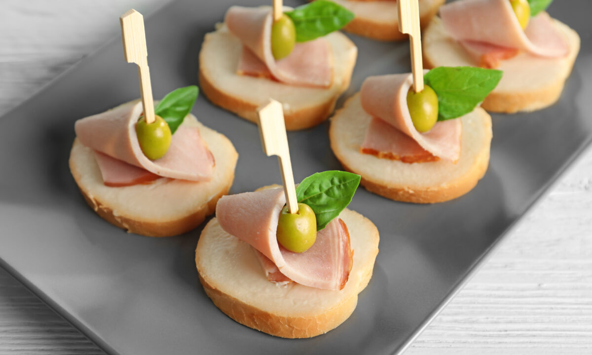 Канапе з шинкою і оливками
