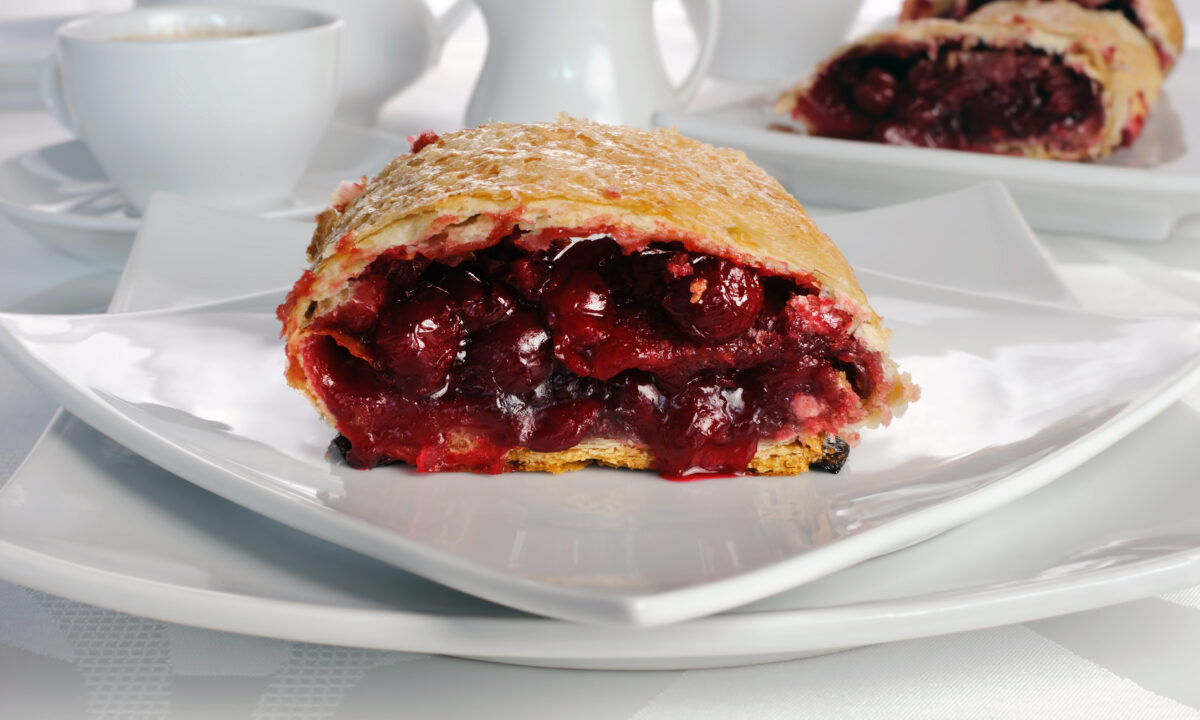 Штрудель з вишнями