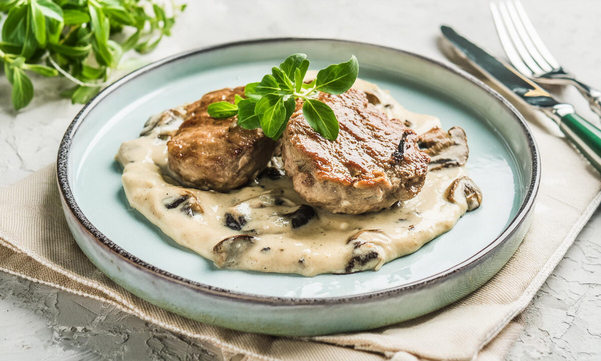 Медальйони з соусом