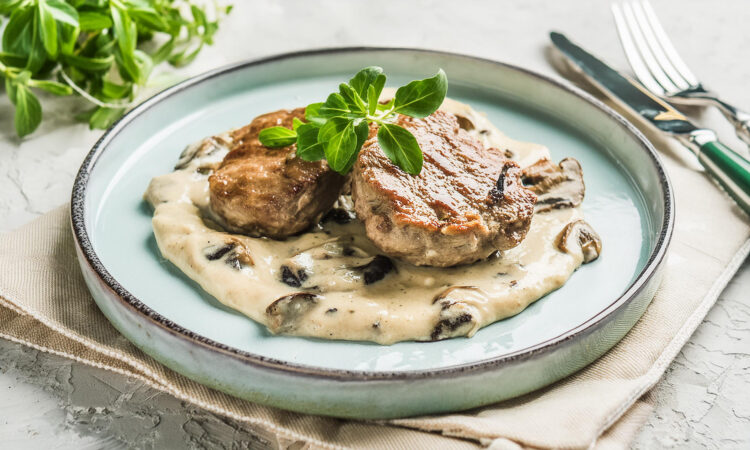 Медальйони з соусом