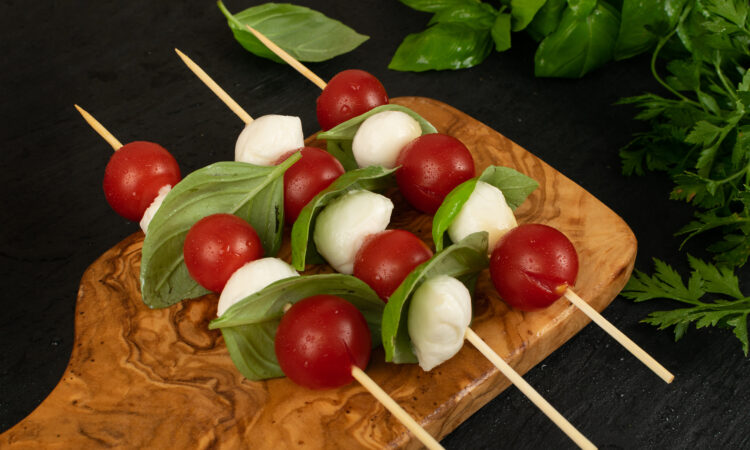 Капрезе на шпажках