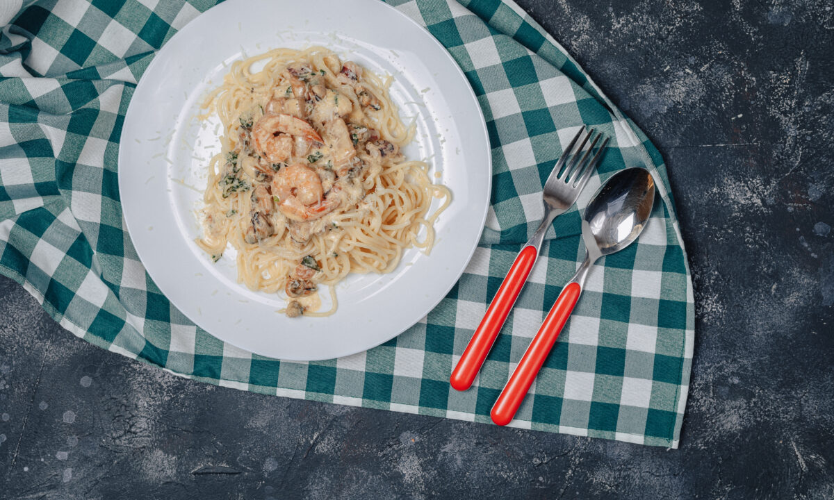 Паста з морепродуктами в вершковому соусі з вином
