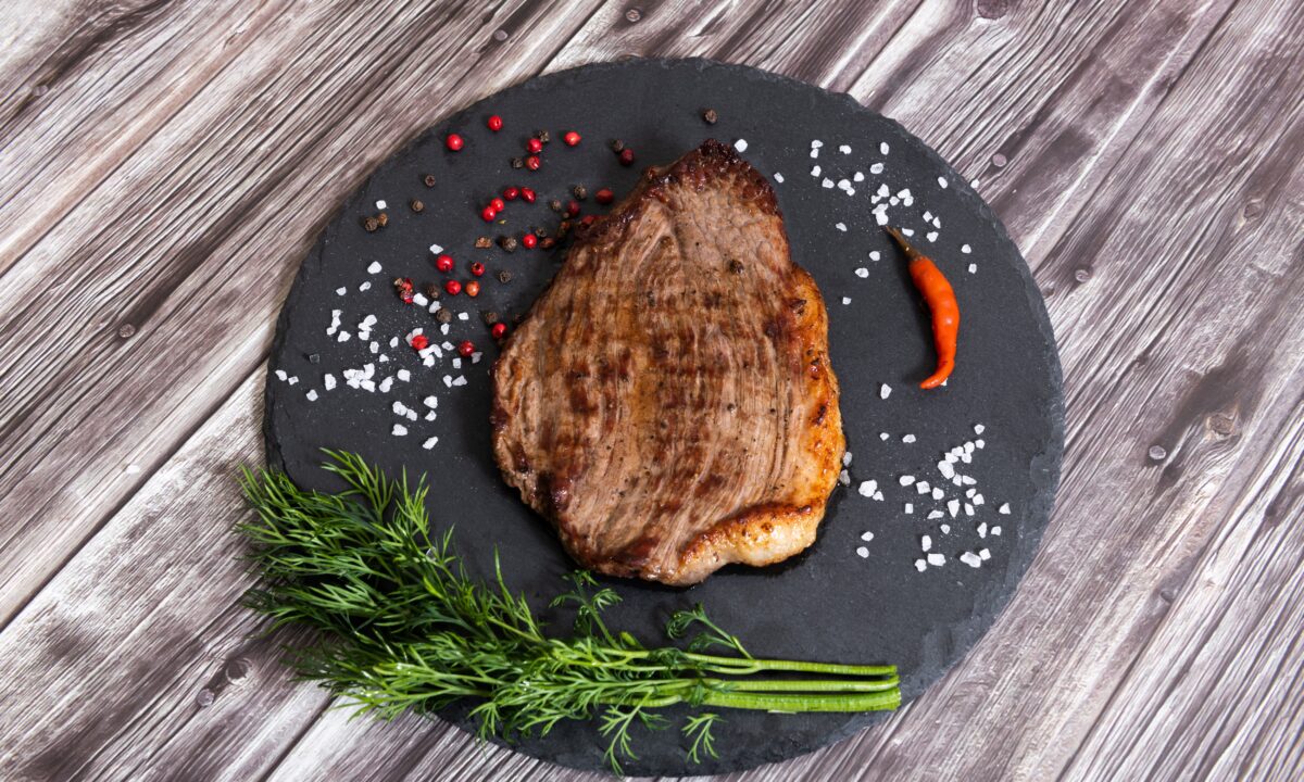 Стейк рібай з ароматними травами