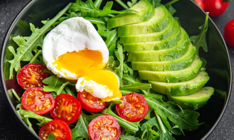 Салат з яйцем пашот та авокадо