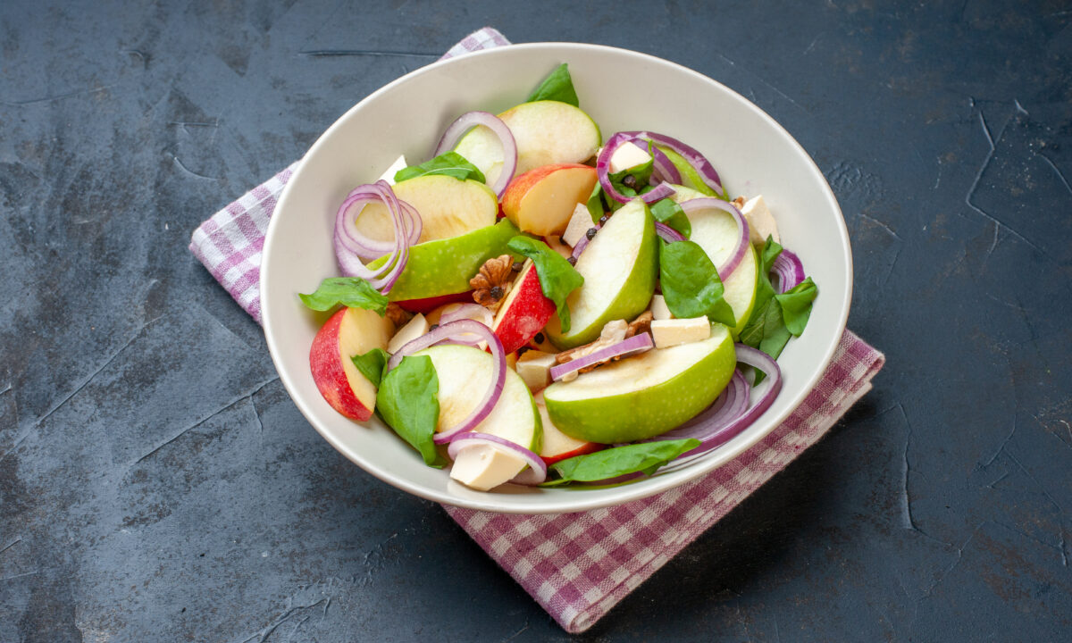 Освіжаючий салат з яблуками та горіховим хрускотом