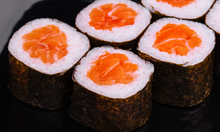 Суші з лососем