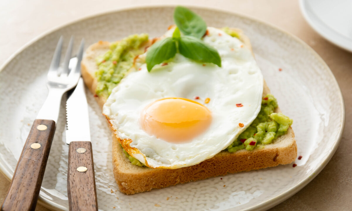 Бутерброд з авокадо і яйцем