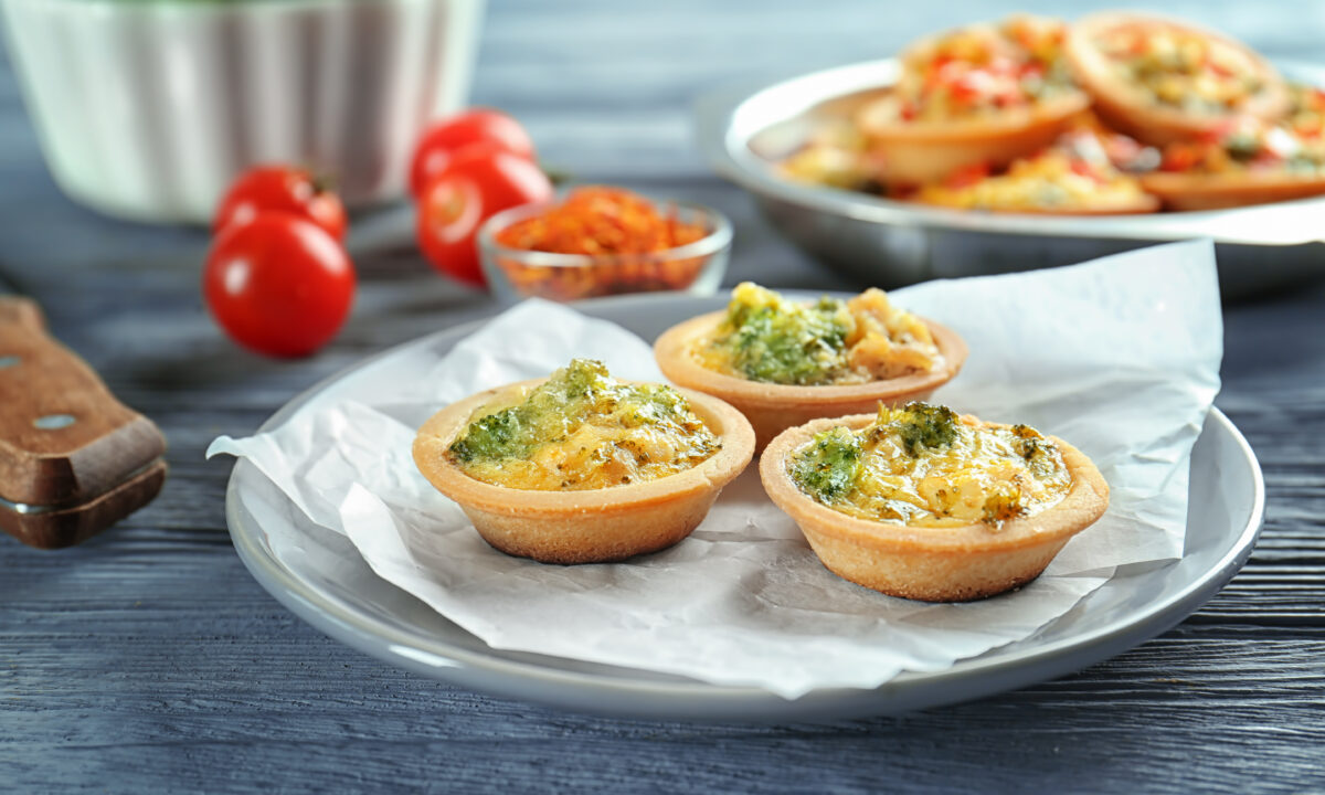 Тарталетки з грибами і сиром