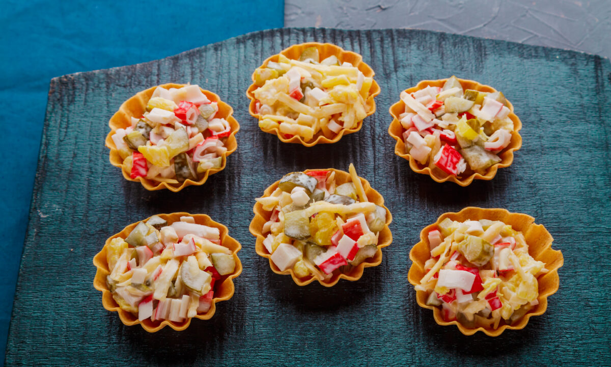 Тарталетки з крабовими паличками