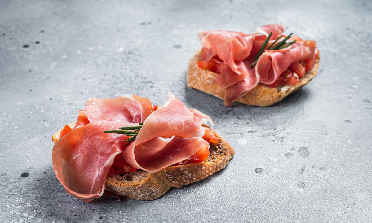 Брускетты с хамоном